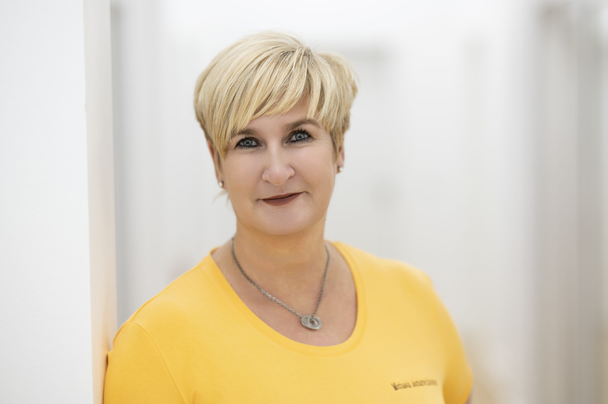 Das Foto zeigt Frau Jochums-Lünendonk im Portrait als eine unsere MFAs des MVZ.
