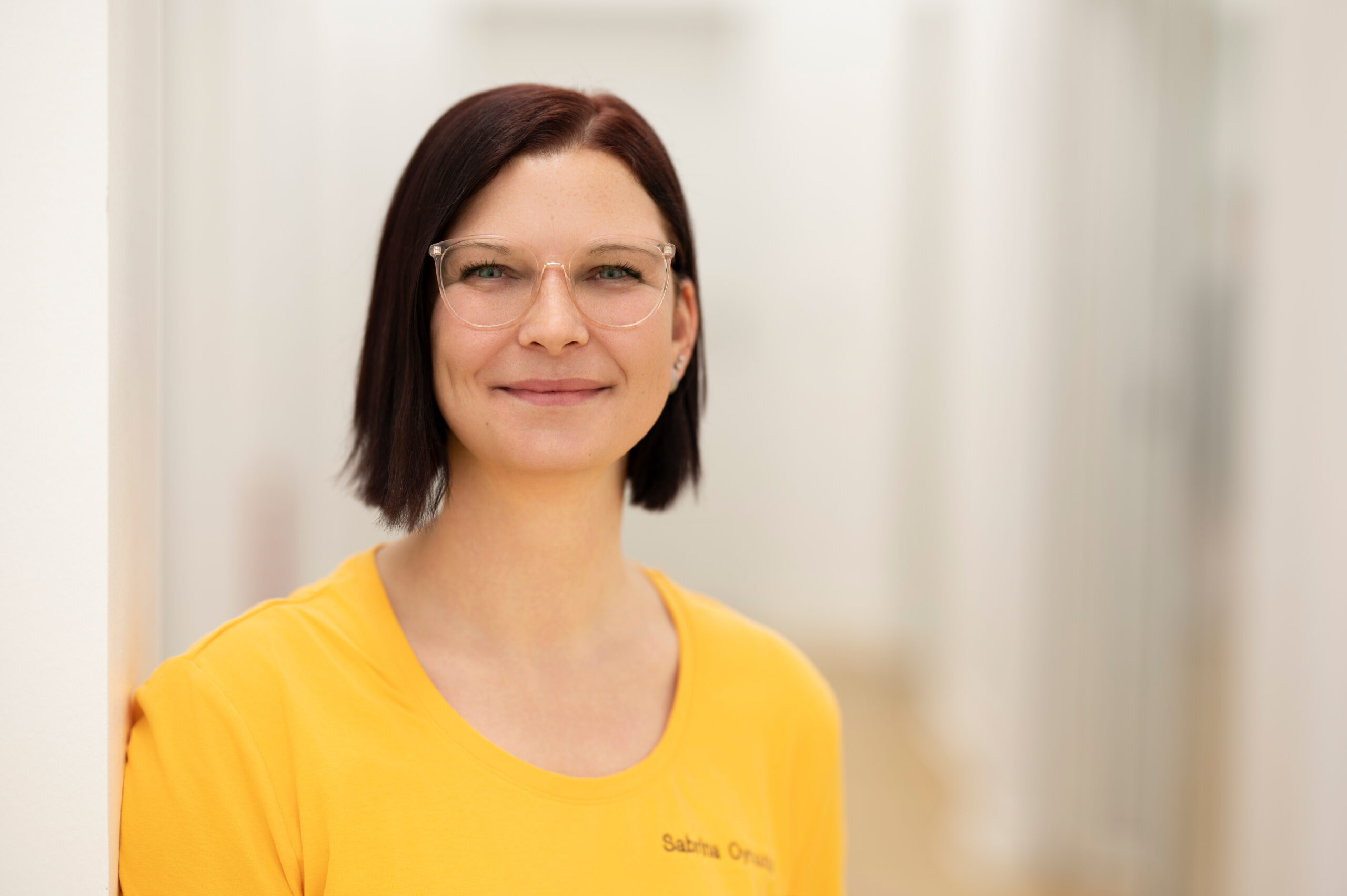 Das Foto zeigt Frau Oymanns im Portrait als Praxismanagerin des MVZ.