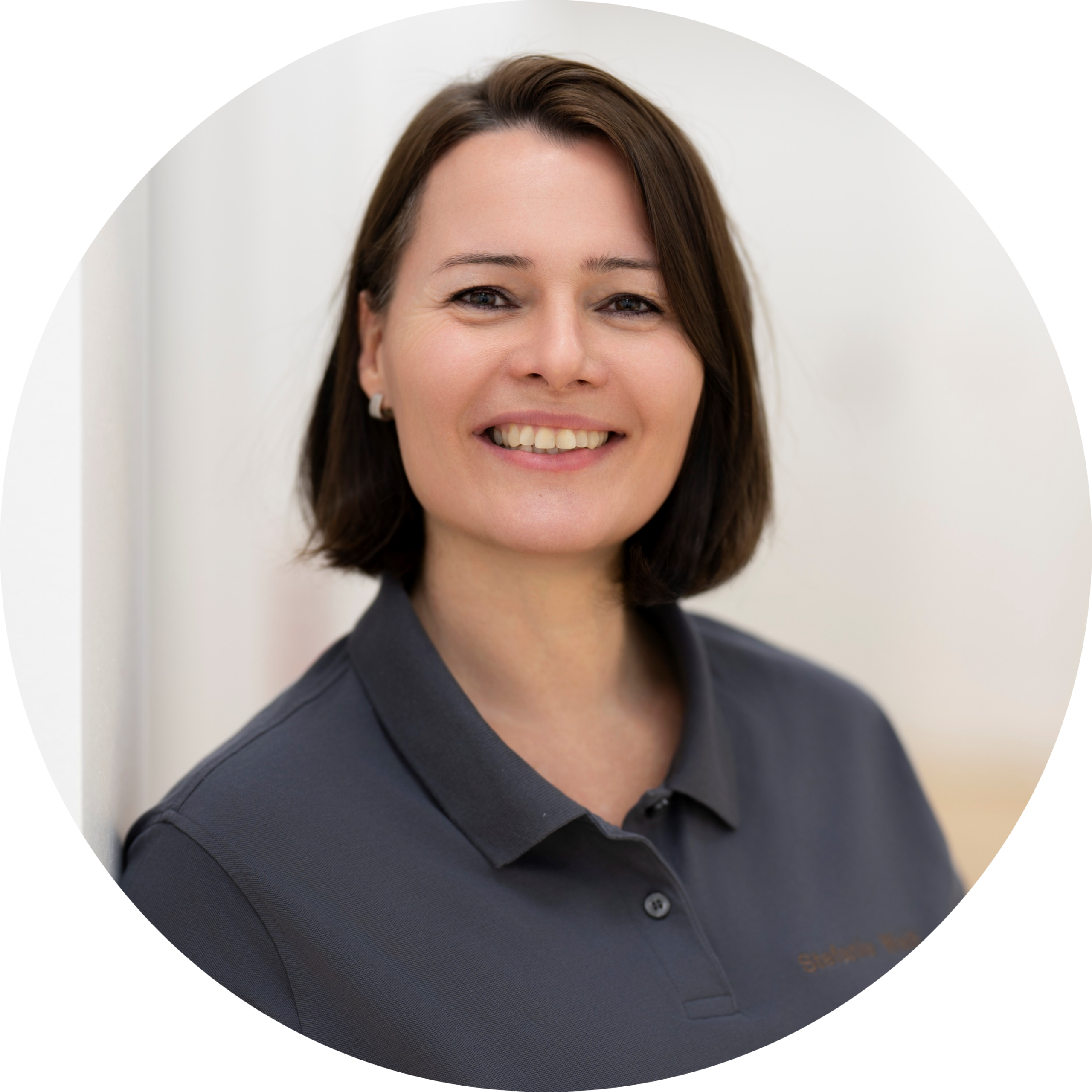 Das Foto zeigt unsere ärztliche Leitung, Frau Stefanie Weiß im Portrait. Sie lächelt geradeaus in die Kamera.