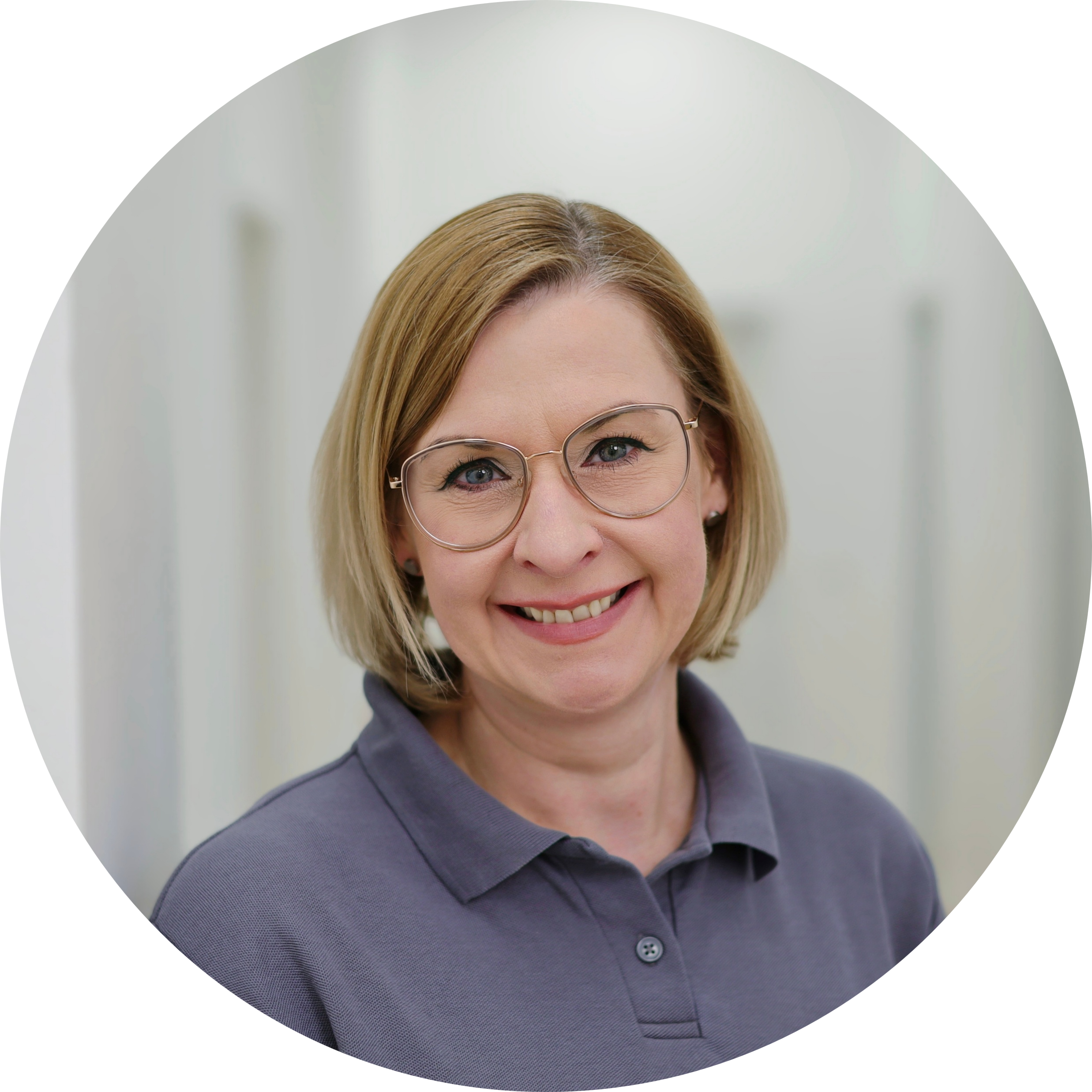 Das Foto zeigt unsere ärztliche Leitung, Frau Annekatrin Schubert-Reiß im Portrait. Sie lächelt geradeaus in die Kamera.