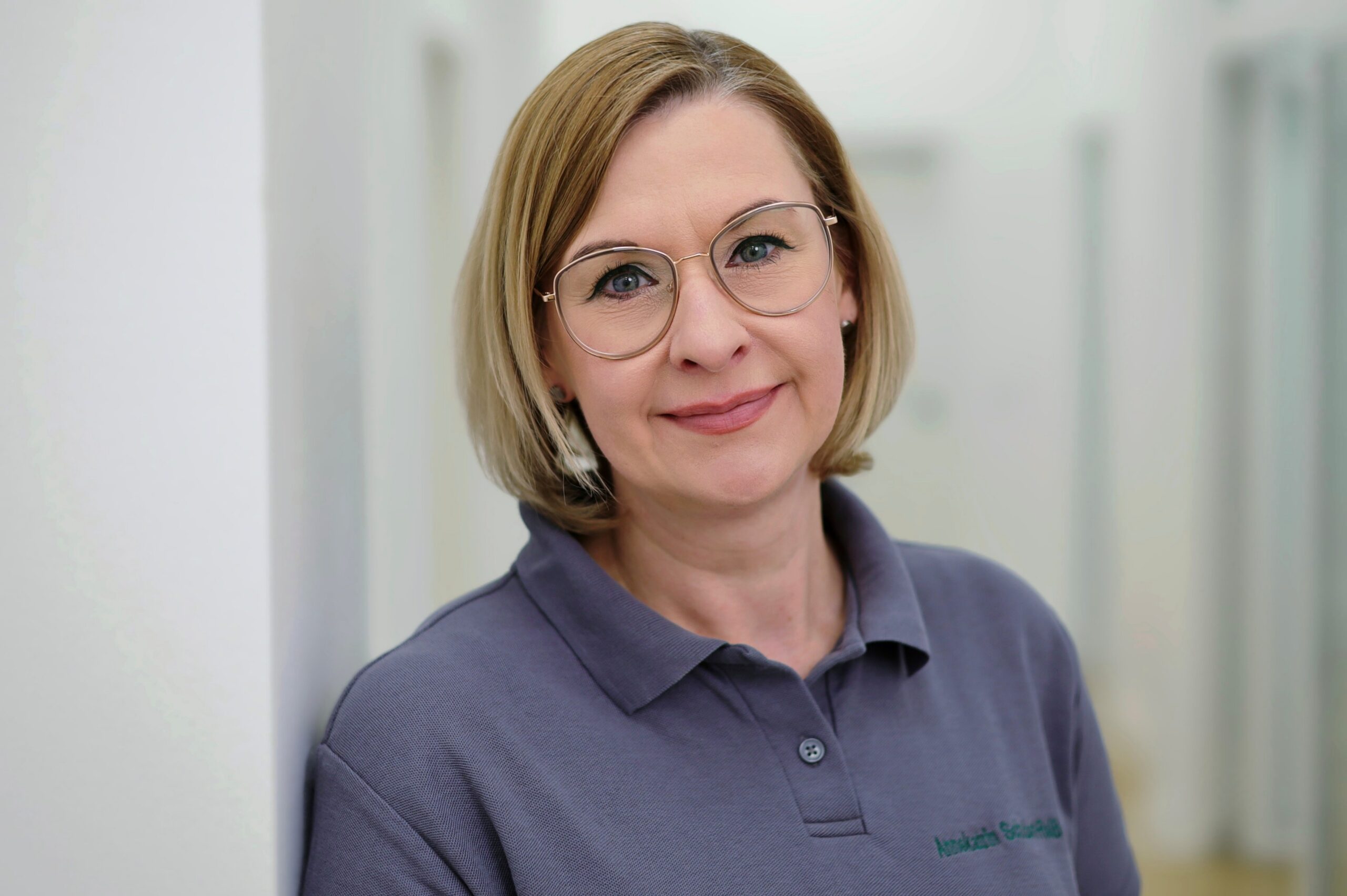 Das Foto zeigt Frau Schubert-Reiß im Portrait als ärztliche Leitung und eine unserer Ärztinnen des MVZ.
