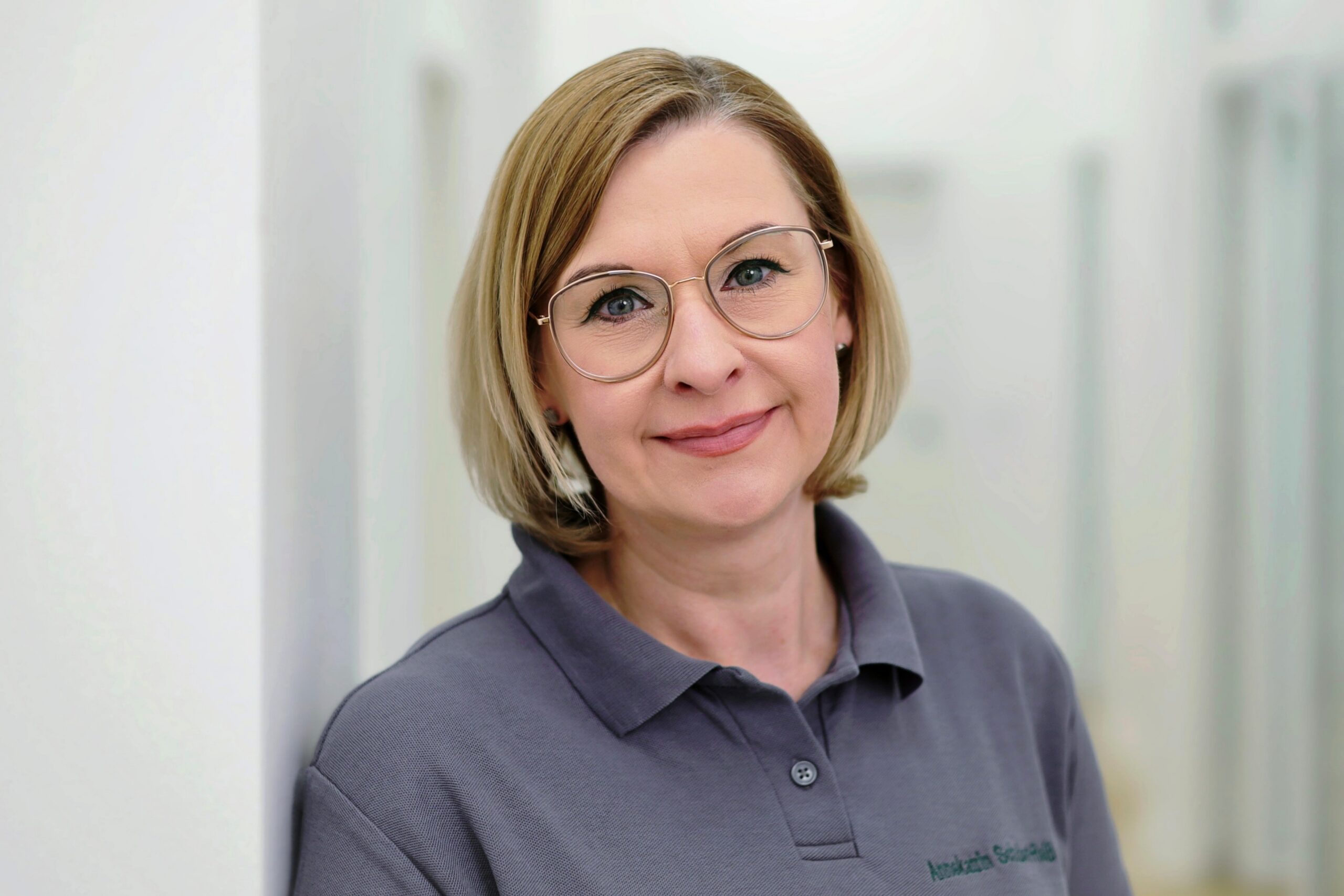 Das Foto zeigt unsere ärztliche Leitung, Frau Annekatrin Schubert-Reiß im Portrait.