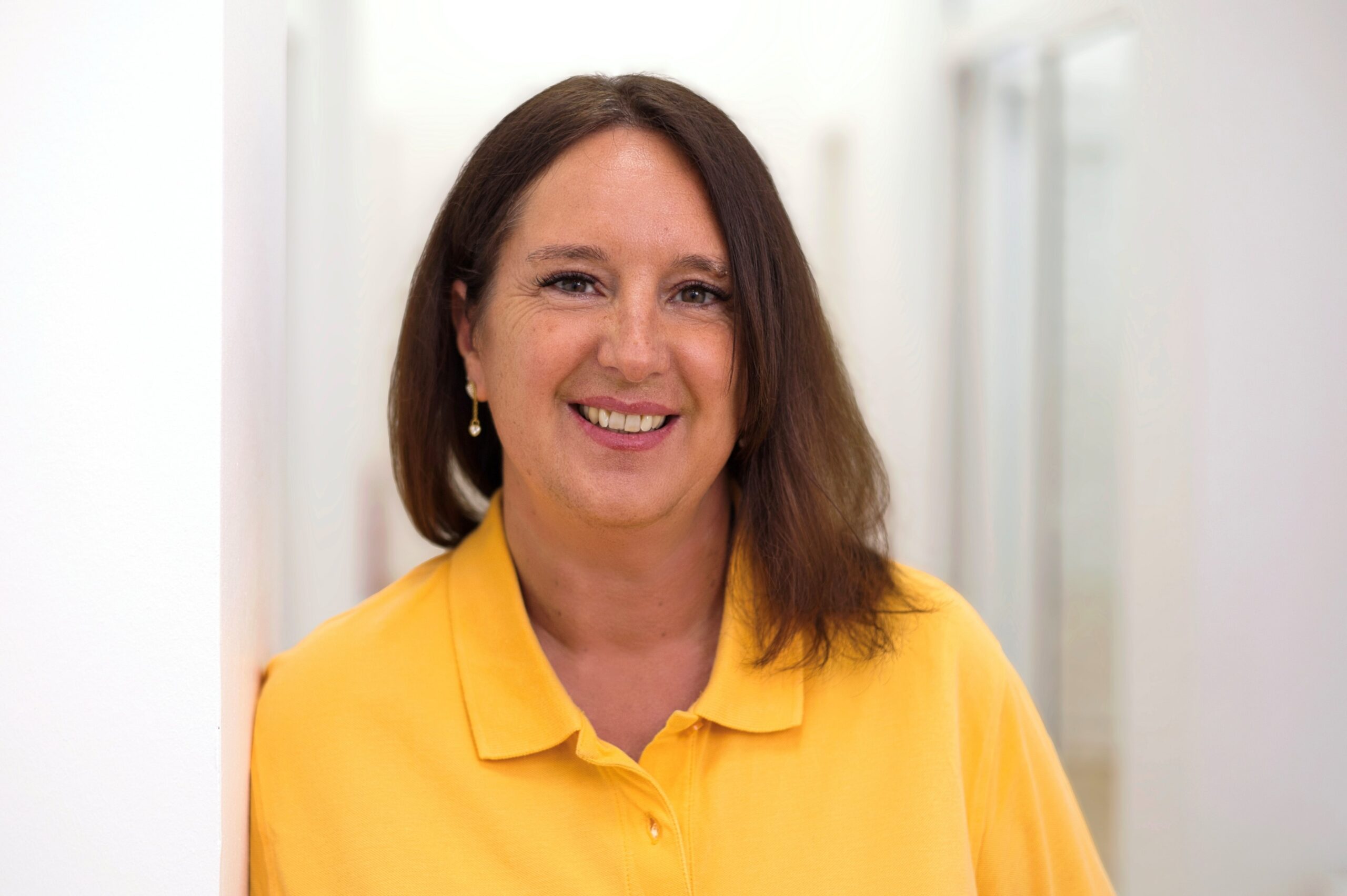 Das Foto zeigt Frau Sari im Portrait als eine unsere MFAs des MVZ.