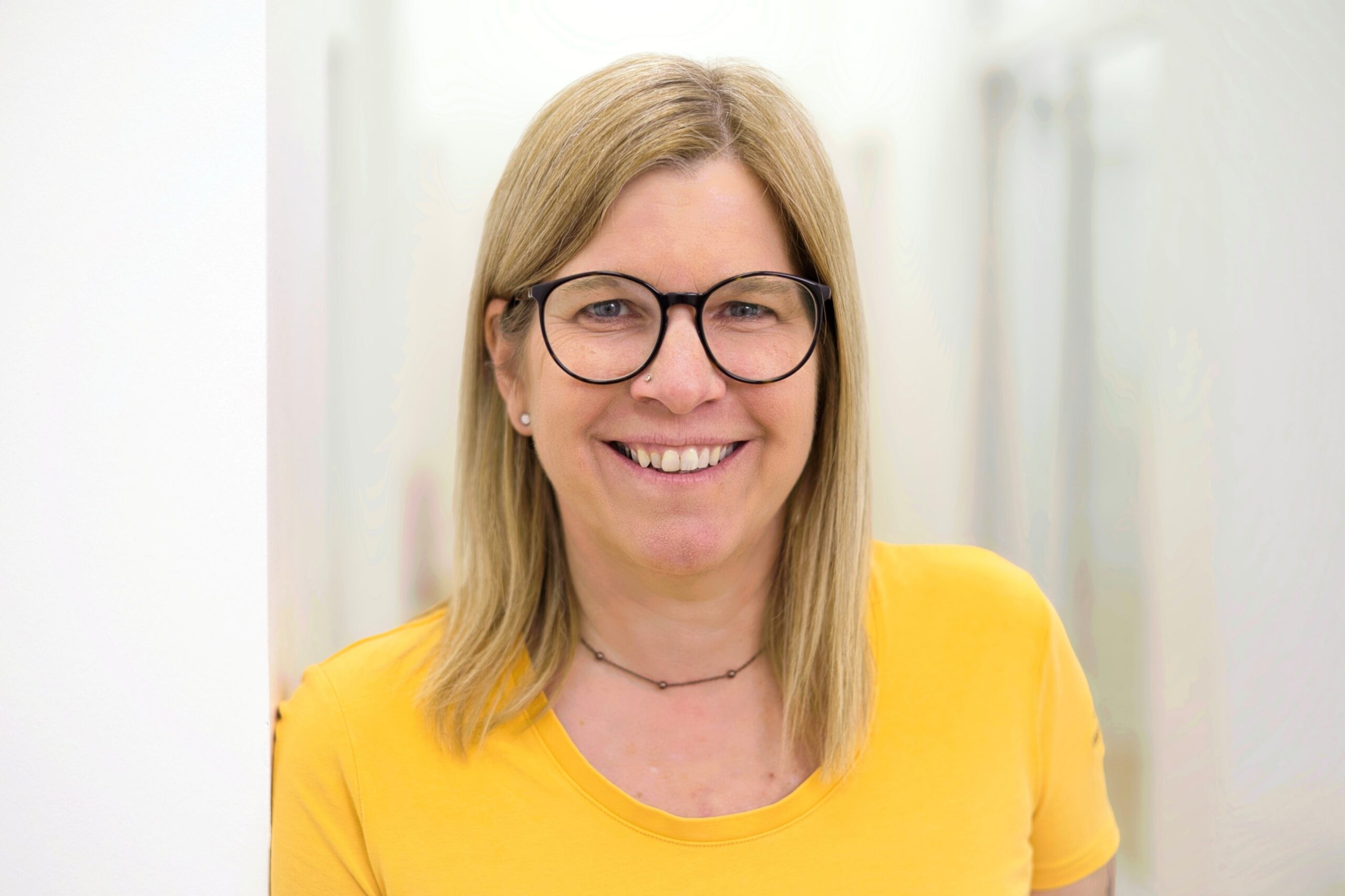 Das Foto zeigt Frau Gellhaus im Portrait als unsere Praxismanagerin und MFA des MVZ.