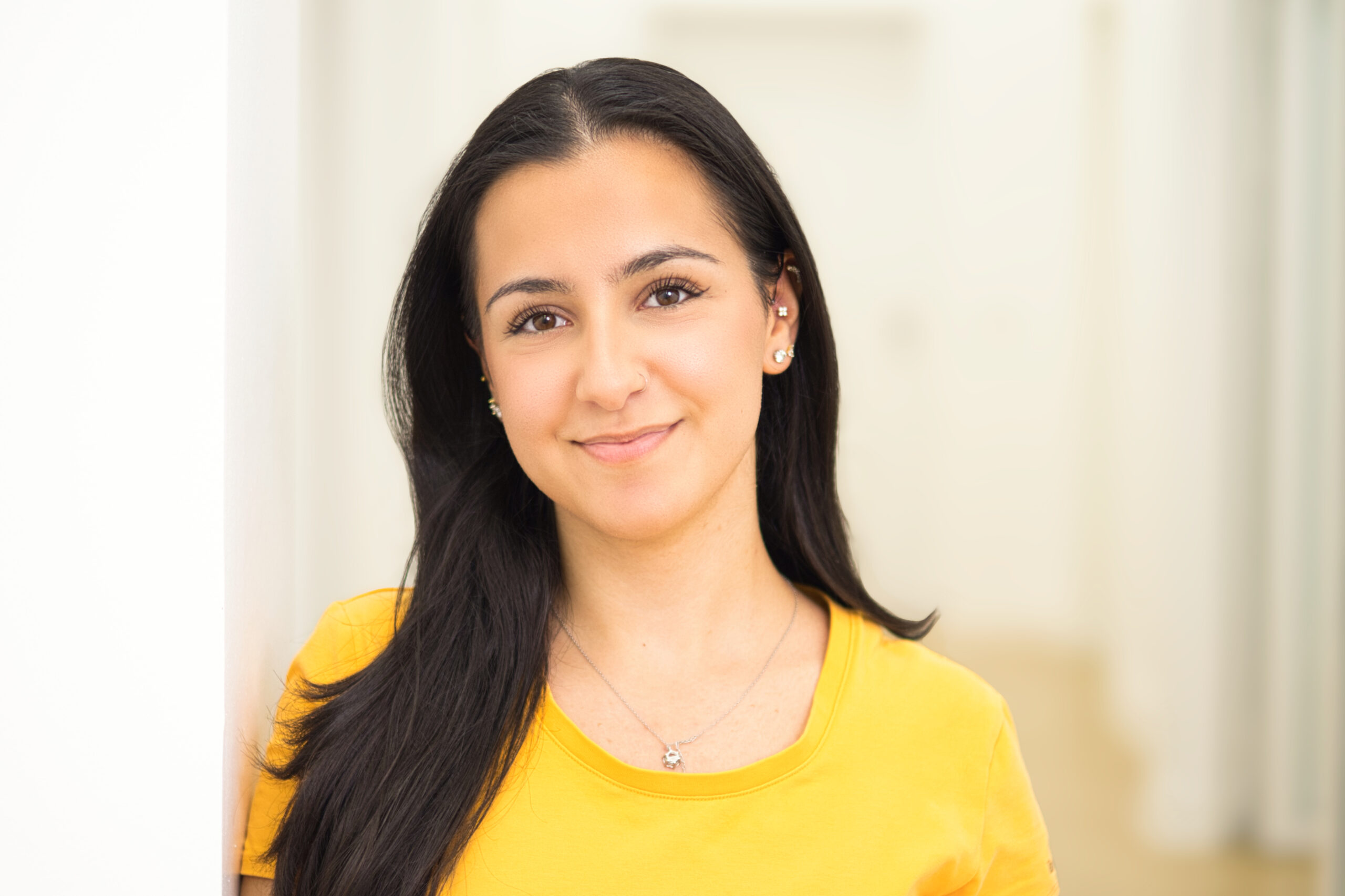 Das Foto zeigt Frau Met im Portrait als eine unsere MFAs des MVZ.